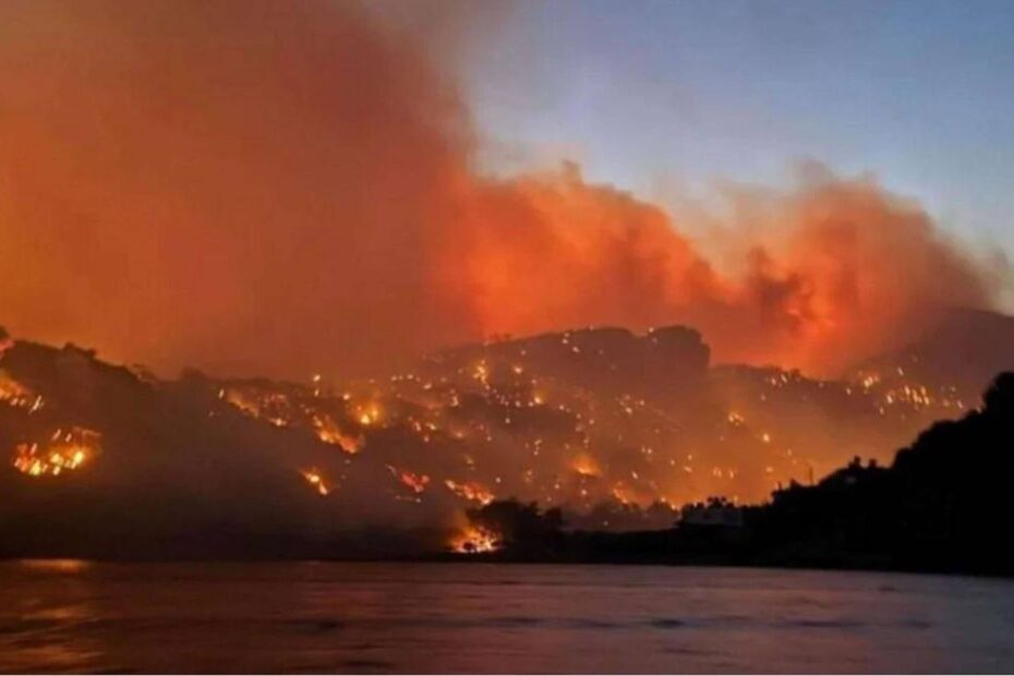 Incendiu insula Paros din Grecia