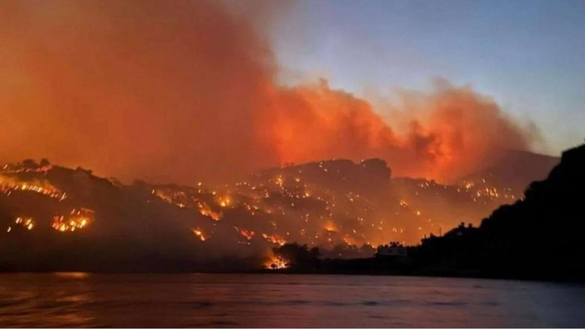Incendiu insula Paros din Grecia