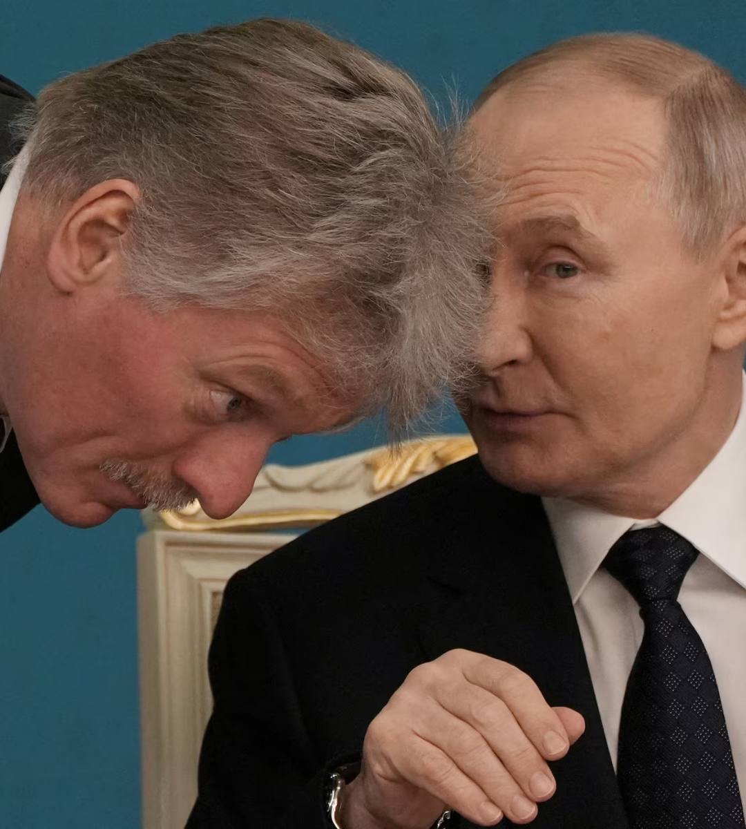 Kremlinul acuză Europa războiul din Ucraina. În imagine, Dmitri Peskov și Vladimir Putin