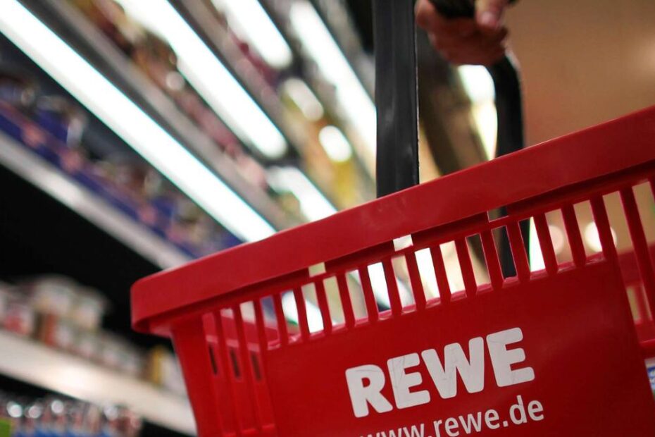 Rewe înghite lanțul de supermarketuri. În imagine, un coș de cumpărături rewe
