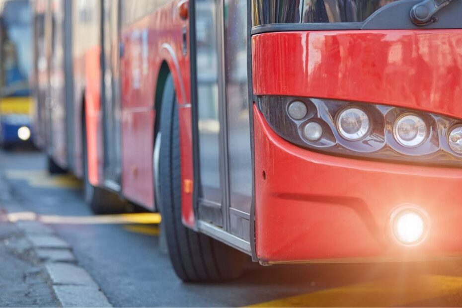Șoferul a întrerupt cursa și s-a rugat în autobuz