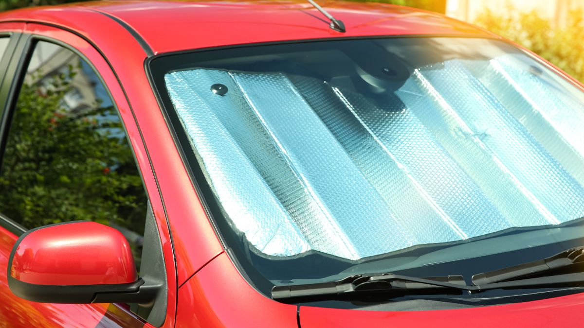 Truc pentru răcorirea mașinii vara. În imagine: folie de parasolar auto pe parbriz