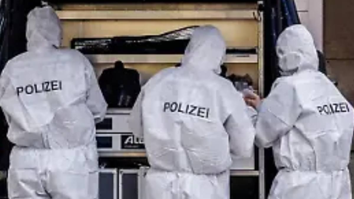 Atac brutal într-un centru comercial din Germania. În imagine, criminaliști din poliția germană