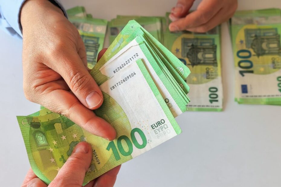 În imagine: plata cu bancnote