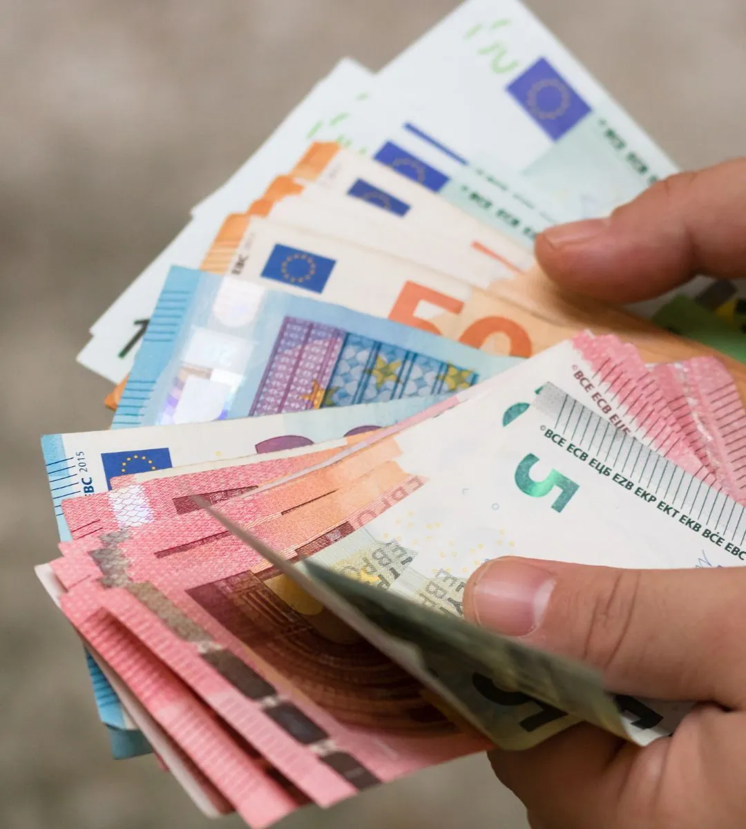 Bancnota euro dispare pentru totdeauna. În imagine, un teanc de bancnote euro de diferite valori