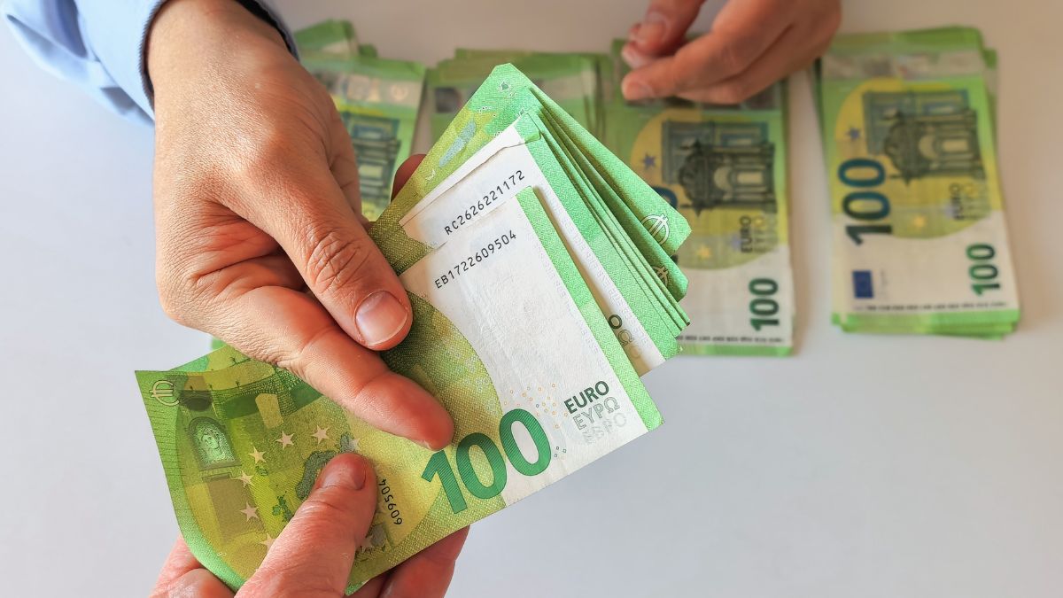 În imagine: plata cu bancnote