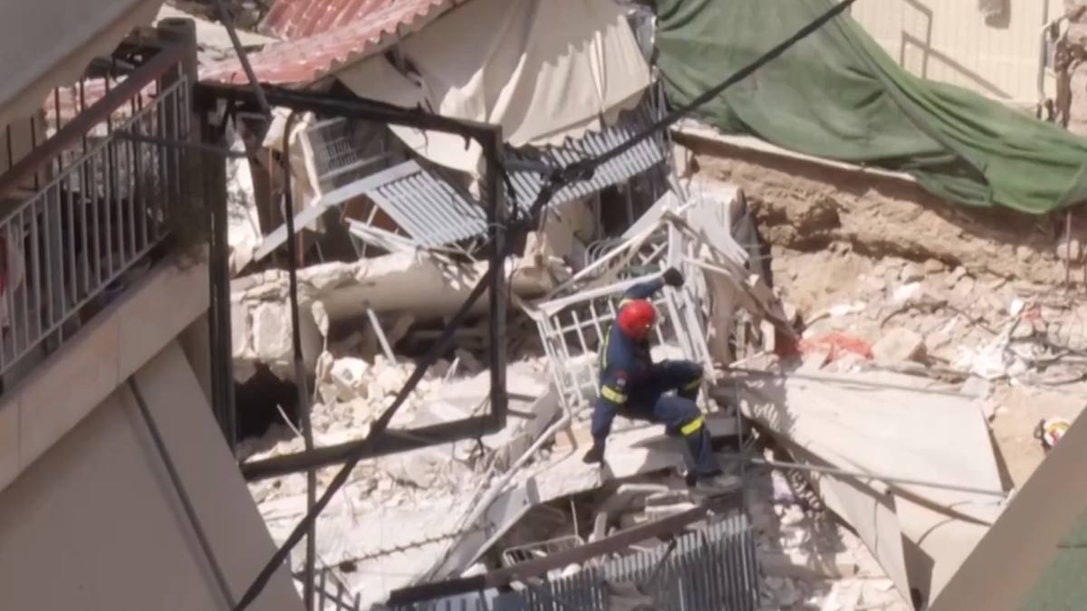 Un bloc cu patru etaje s-a prăbușit în câteva secunde