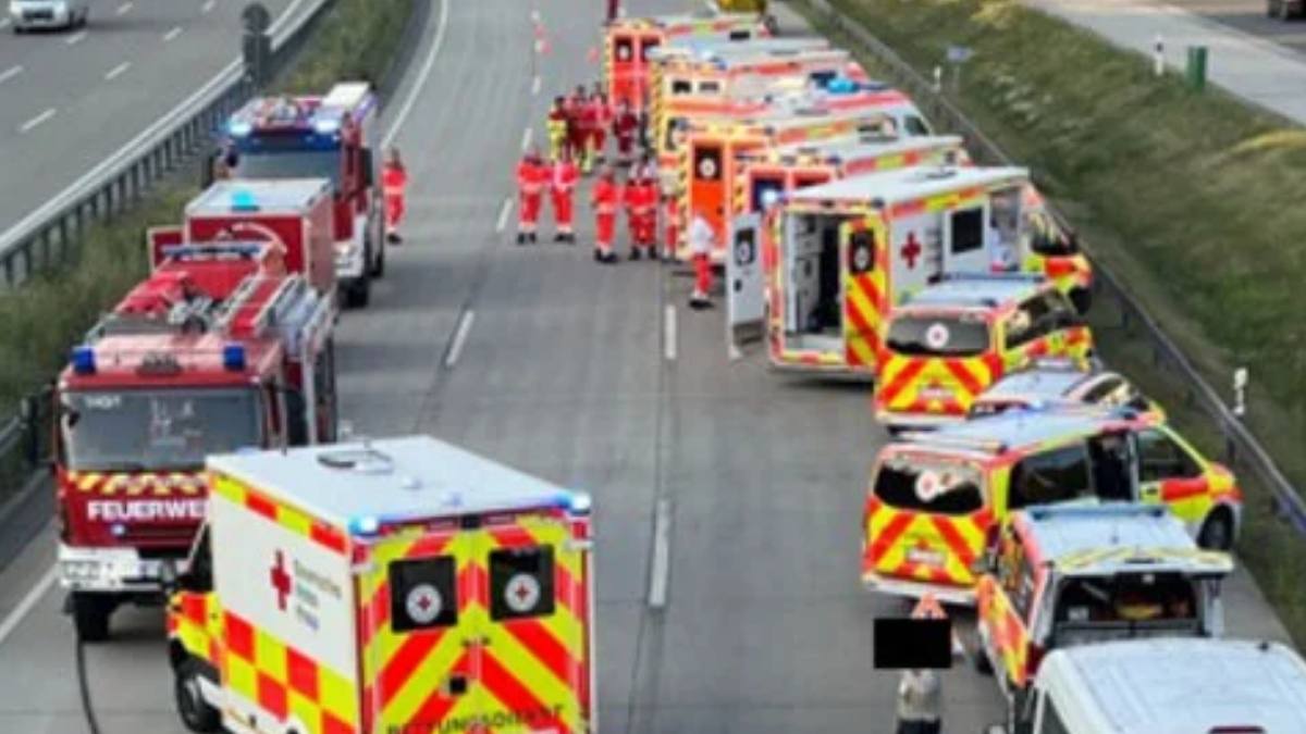 Carambol uriaș pe o autostradă din Germania. În imagine, mașini de intervenție
