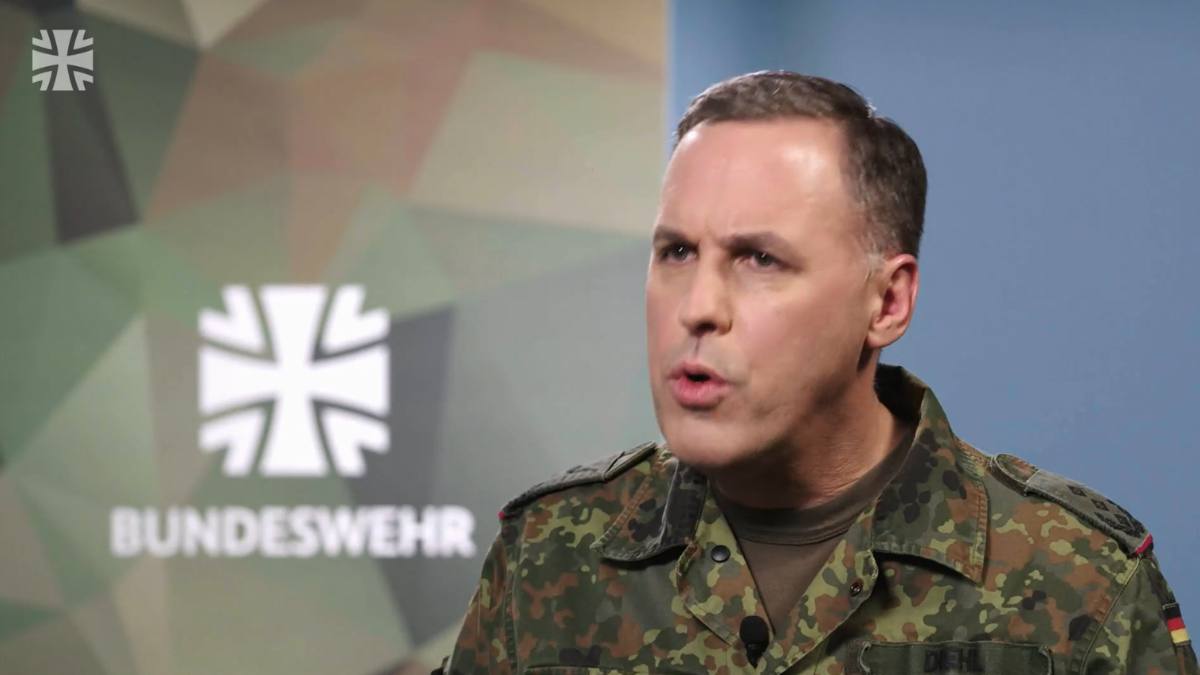 Soldații germani instruiți de instructori ucraineni. În imagine, colonelul Heiko Diehl