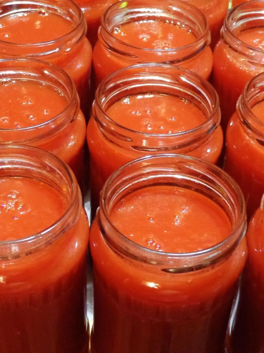 Cel mai bun concentrat de roșii din supermarket În imagine borcane cu pasta de tomate