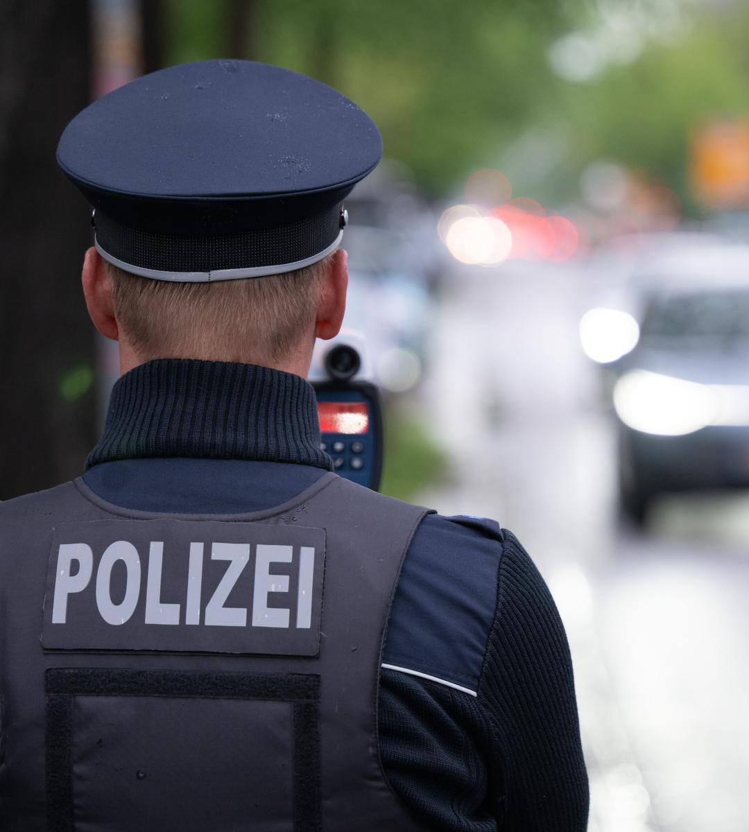 controale rutiere Germania august 2026. În imagine, un polițist cu radar