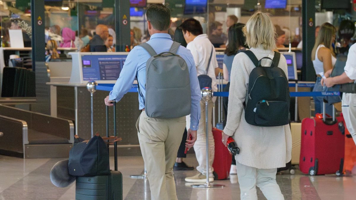 Nouă interdicție pentru toate zborurile. În imagine, pasageri așteptând la ghișeul de check-in