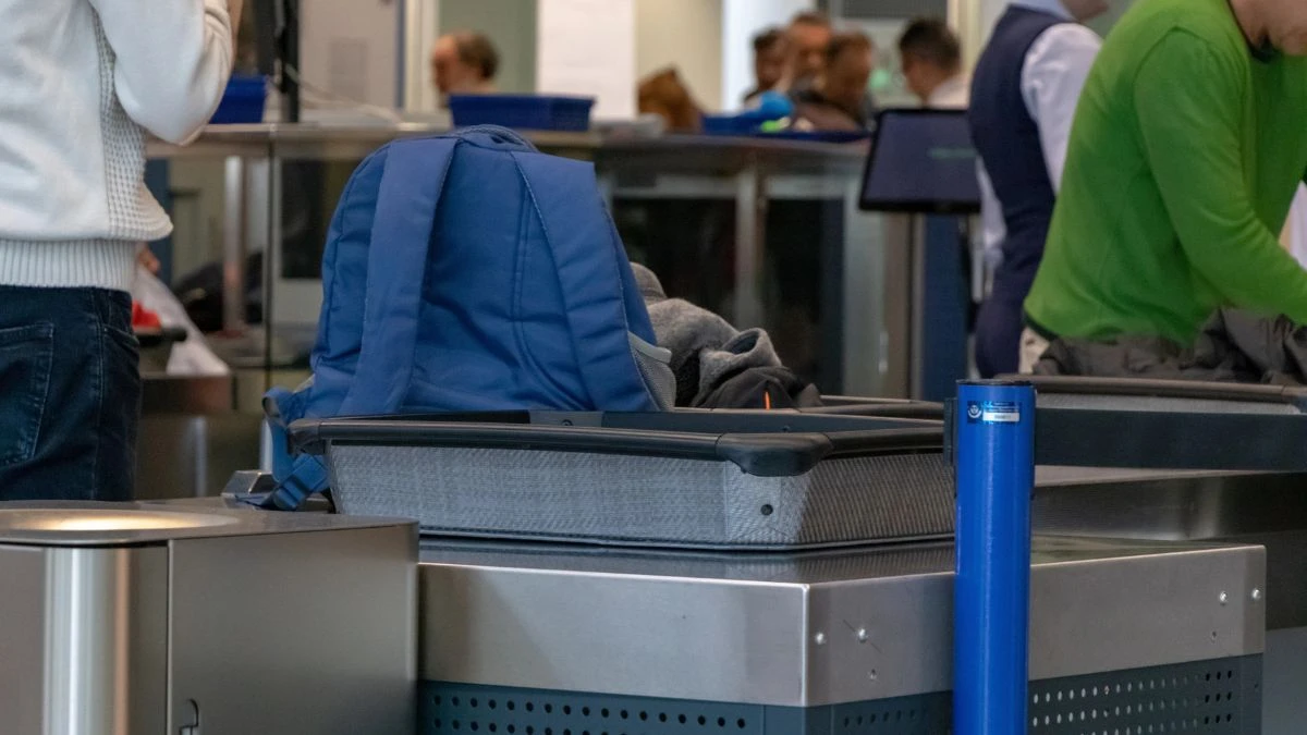 Nouă interdicție pentru toate zborurile. În imagine, un bagaj la controlul de securitate la aeroport 
