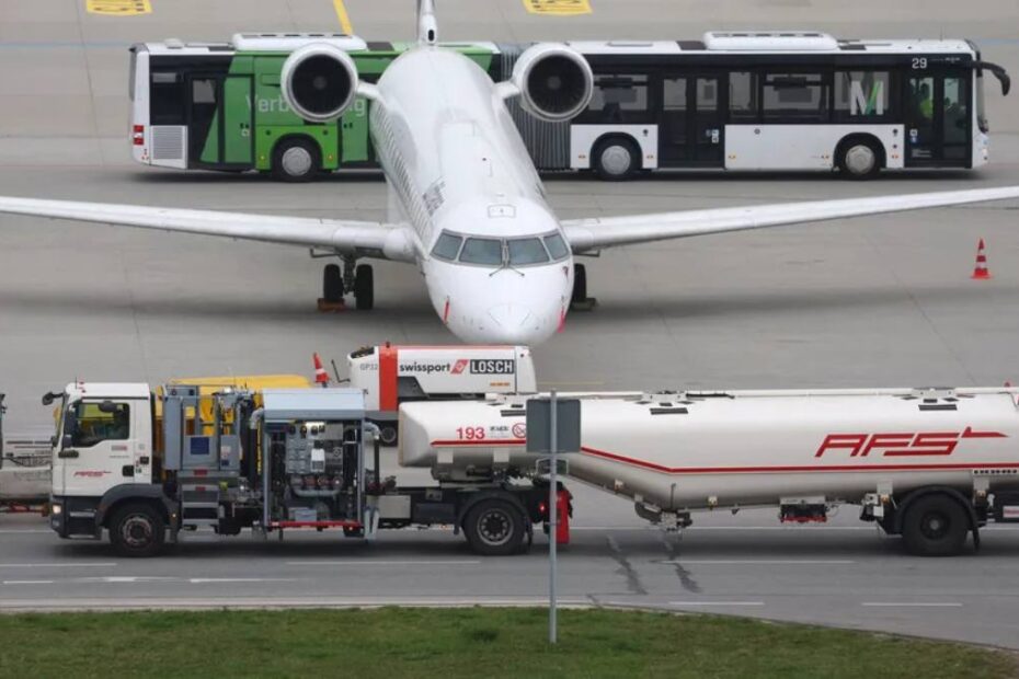 criză kerosen aeroporturi europa. În imagine, un avion pe pistă și cisterna cu combustibil