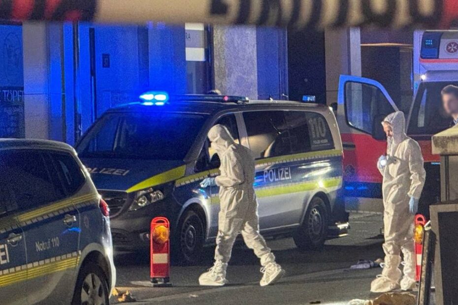 femeie ucisă de soț în centrul orașului. În imagine, o scenă de la locul crimei, cu anchetatori și mașini de poliție