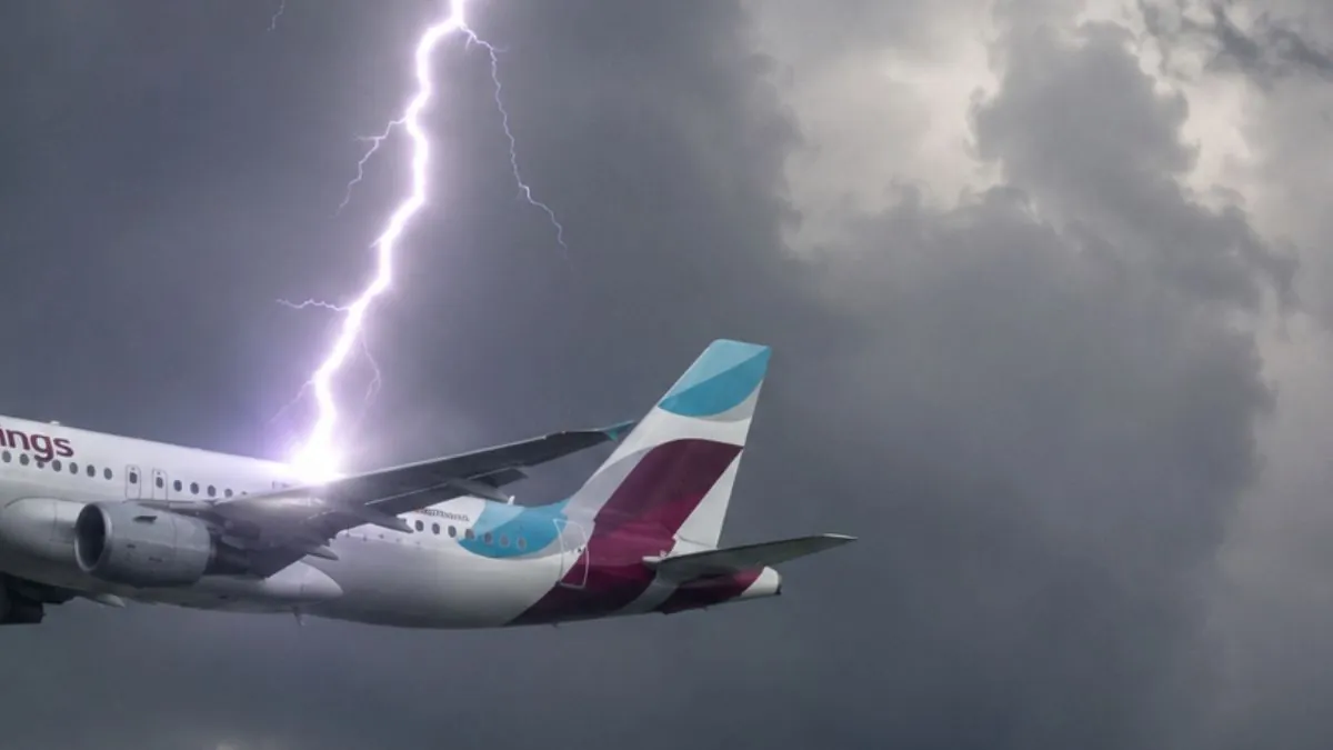 Un fulger a lovit un avion Eurowings. Imagine ilustrativă creată cu ajutorul inteligenței artificiale.