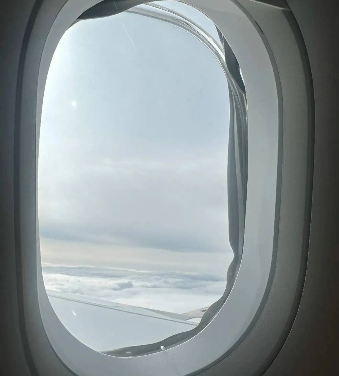 geam spart avion Ryanair. În imagine, hublou avion