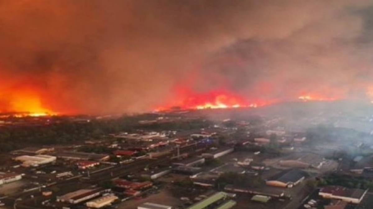 Incendiu apocaliptic în Europa. În imagine, incendiul se apropie de zone locuite
