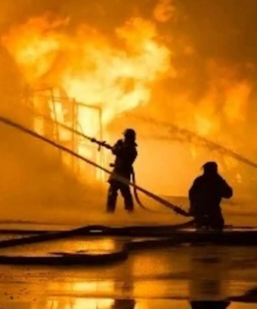 Incendiu violent la un spital din Germania. În imagine, pompieri stingând un incendiu