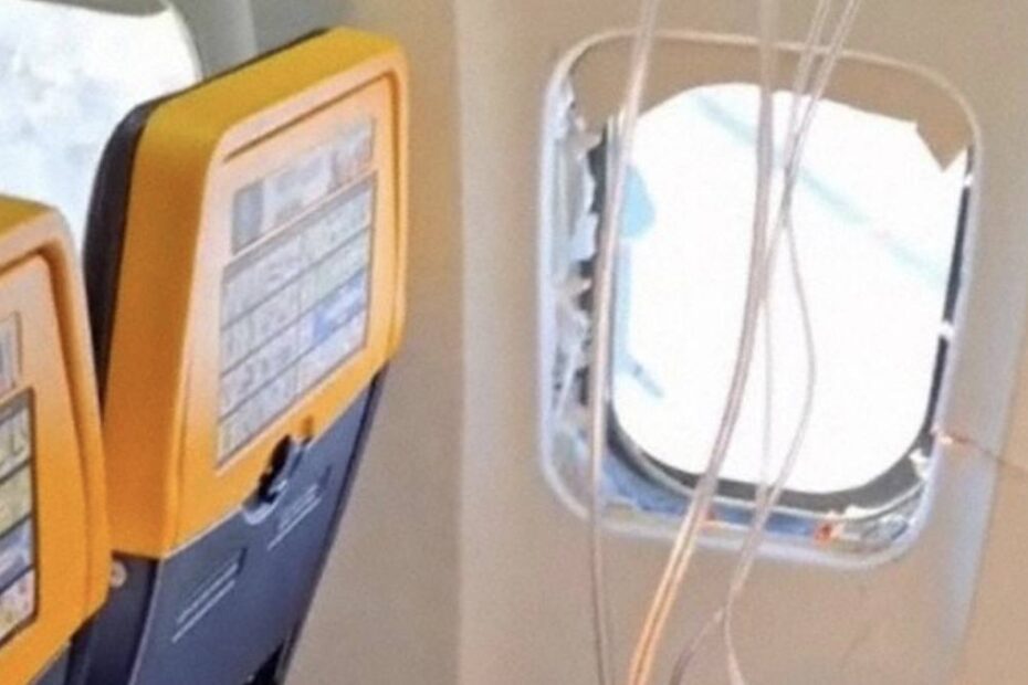 incident Ryanair geam spart. În imagine, hublou spart