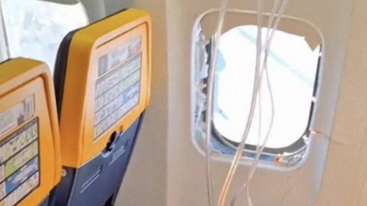 incident Ryanair geam spart. În imagine, hublou spart