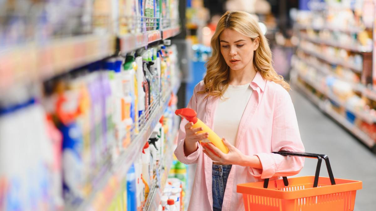 magazine deschise duminica Germania. În imagine, femeie în supermarket