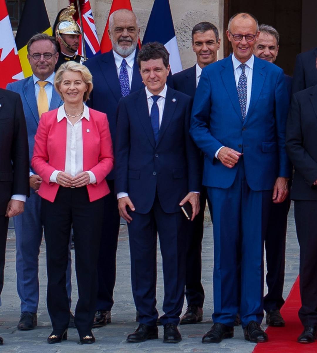 Nicușor Dan, alături de Macron și Merz la reuniunea pentru Ucraina. În imagine, o parte din liderii care au particpat la reuniunea de la Paris