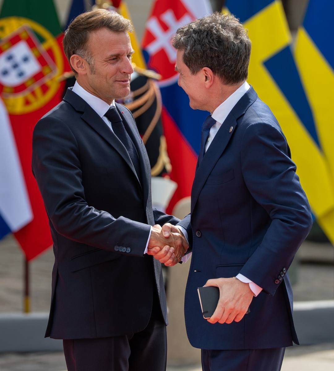 Nicușor Dan, alături de Macron și Merz la reuniunea pentru Ucraina. În imagine, Macron îi strânge mâna lui Nicușor Dan