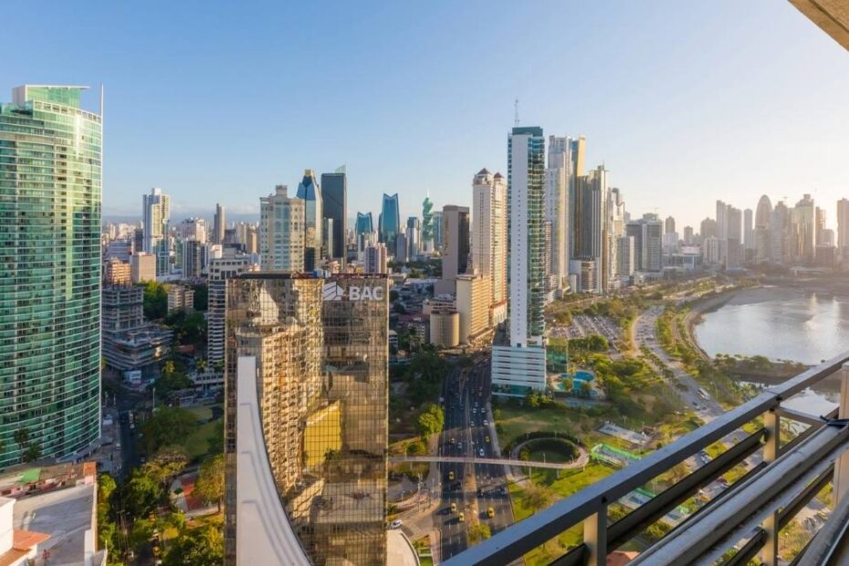 Cele mai bune țări în care să emigrezi în 2026. În imagine, Panama City