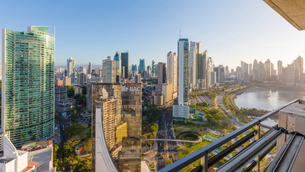 Cele mai bune țări în care să emigrezi în 2026. În imagine, Panama City