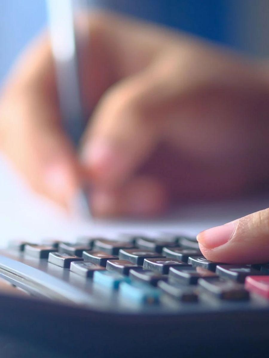 pensionare germania. Imagine: deget pe calculator