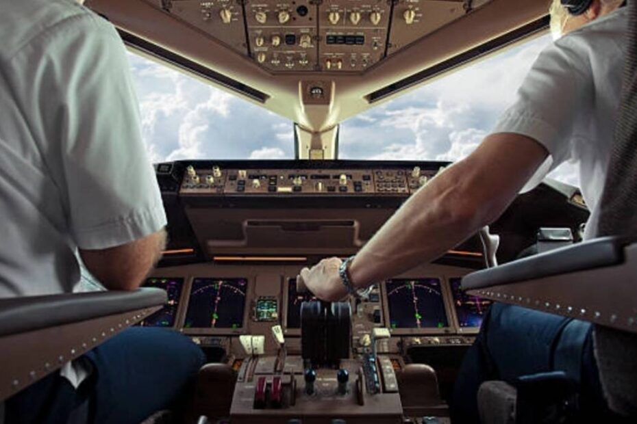 pilotul s-a aruncat din avion. În imagine, piloți în cabina avionului, la manșă