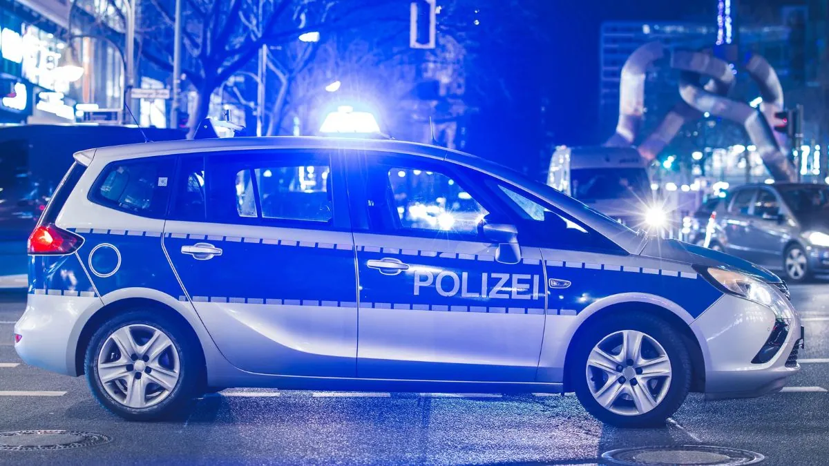 150 de persoane s-au încăierat în Germania. În imagine, o mașină de poliție