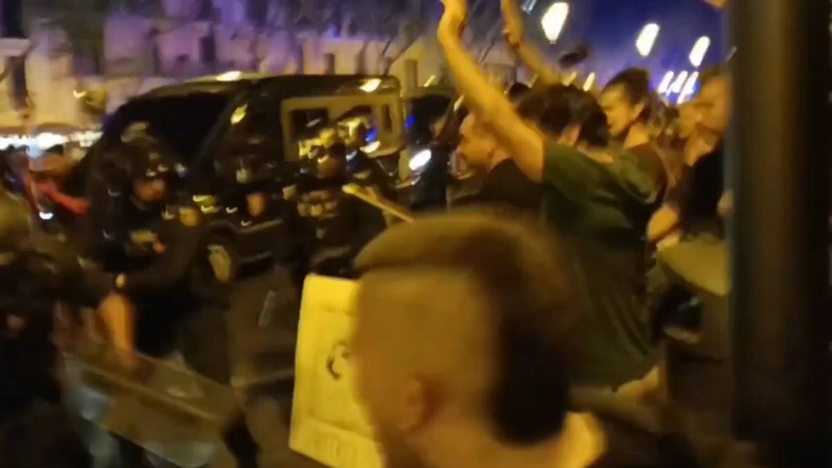 Revolte pe insula de vacanță populară. În imagine, oameni care protestează în Mallorca