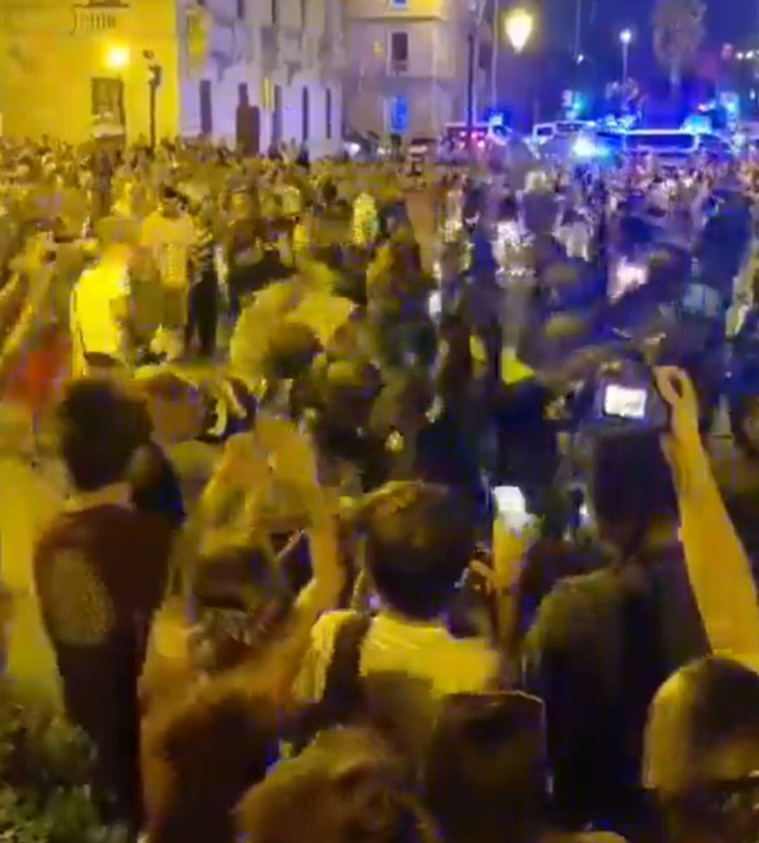 Revolte pe insula de vacanță populară. În imagine, oameni care protestează în Mallorca