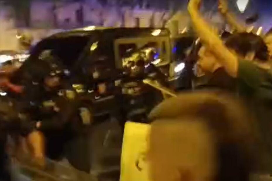 Revolte pe insula de vacanță populară. În imagine, oameni care protestează în Mallorca