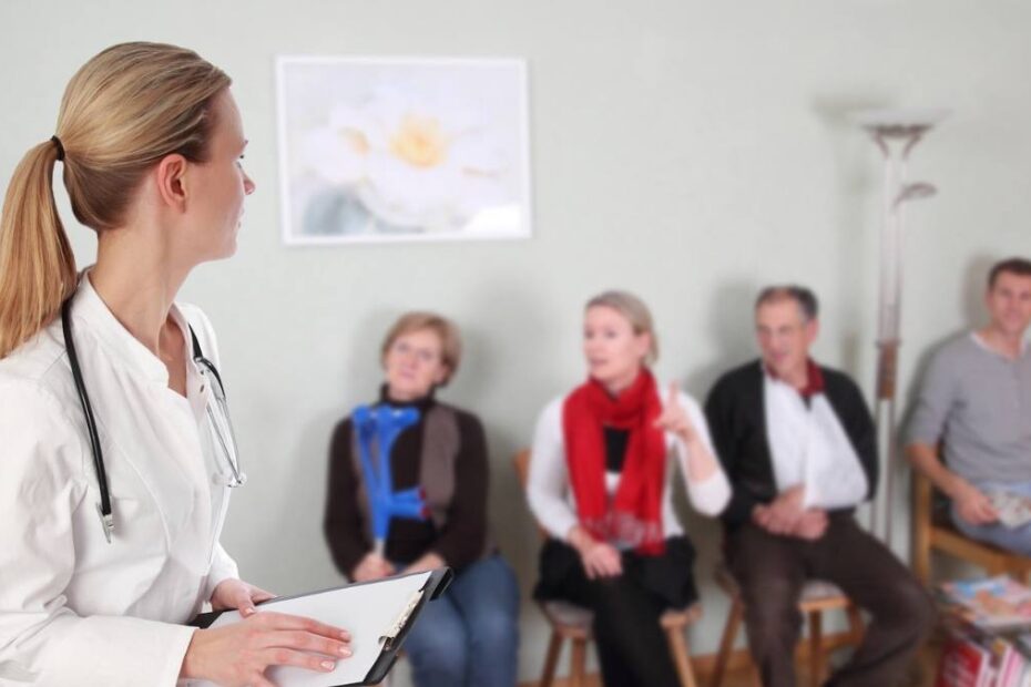 schimbări concediu medical Germania. în imagine, un cabinet medical, medic și pacienți