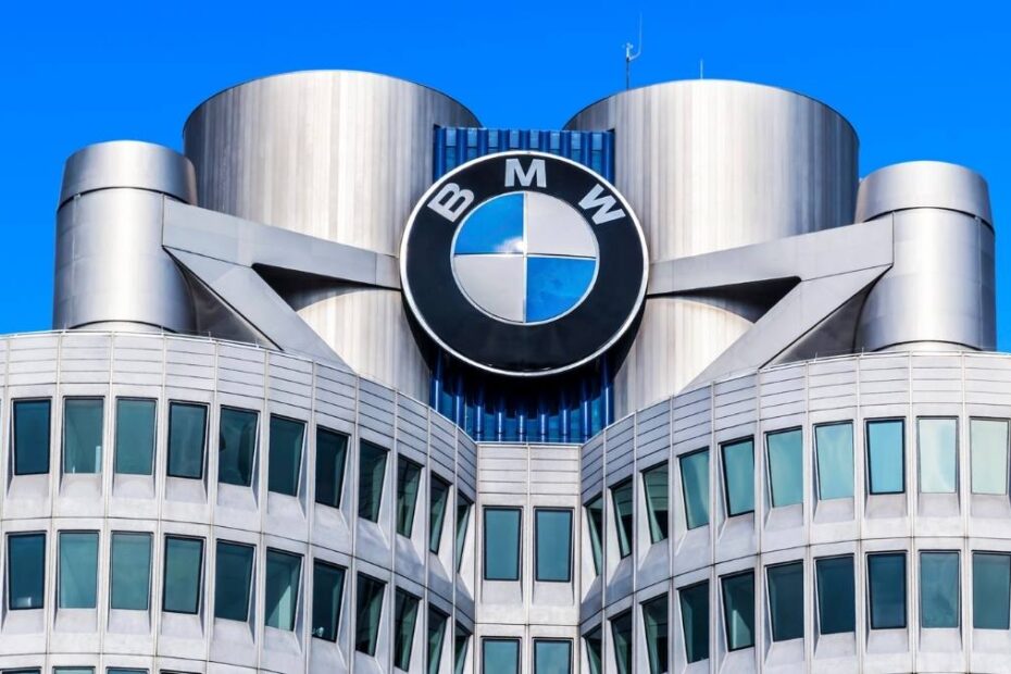 BMW elimină 8.000 de locuri de muncă. În imagine, sediul BMW din Munchen