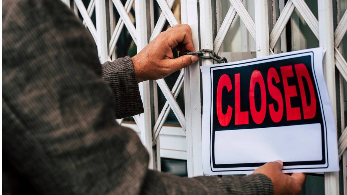 val de falimente Germania 2026. În imagine, gratii închise cu lanțul și anunț cu ”closed”