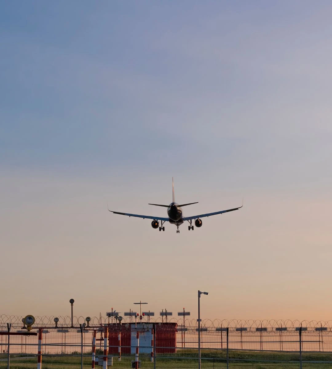 Dronă deasupra aeroportului din Hanovra. În imagine, un avion deasupra unui aeroport