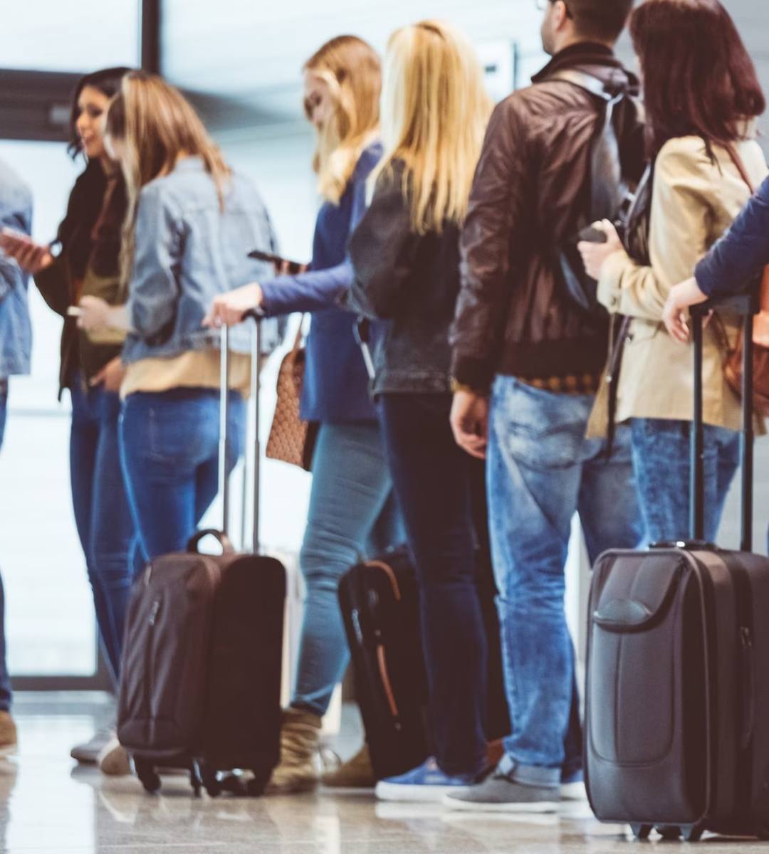 Războiul Schengen dintre Spania și Italia. În imagine, pasageri la coada la control pe un aeroport