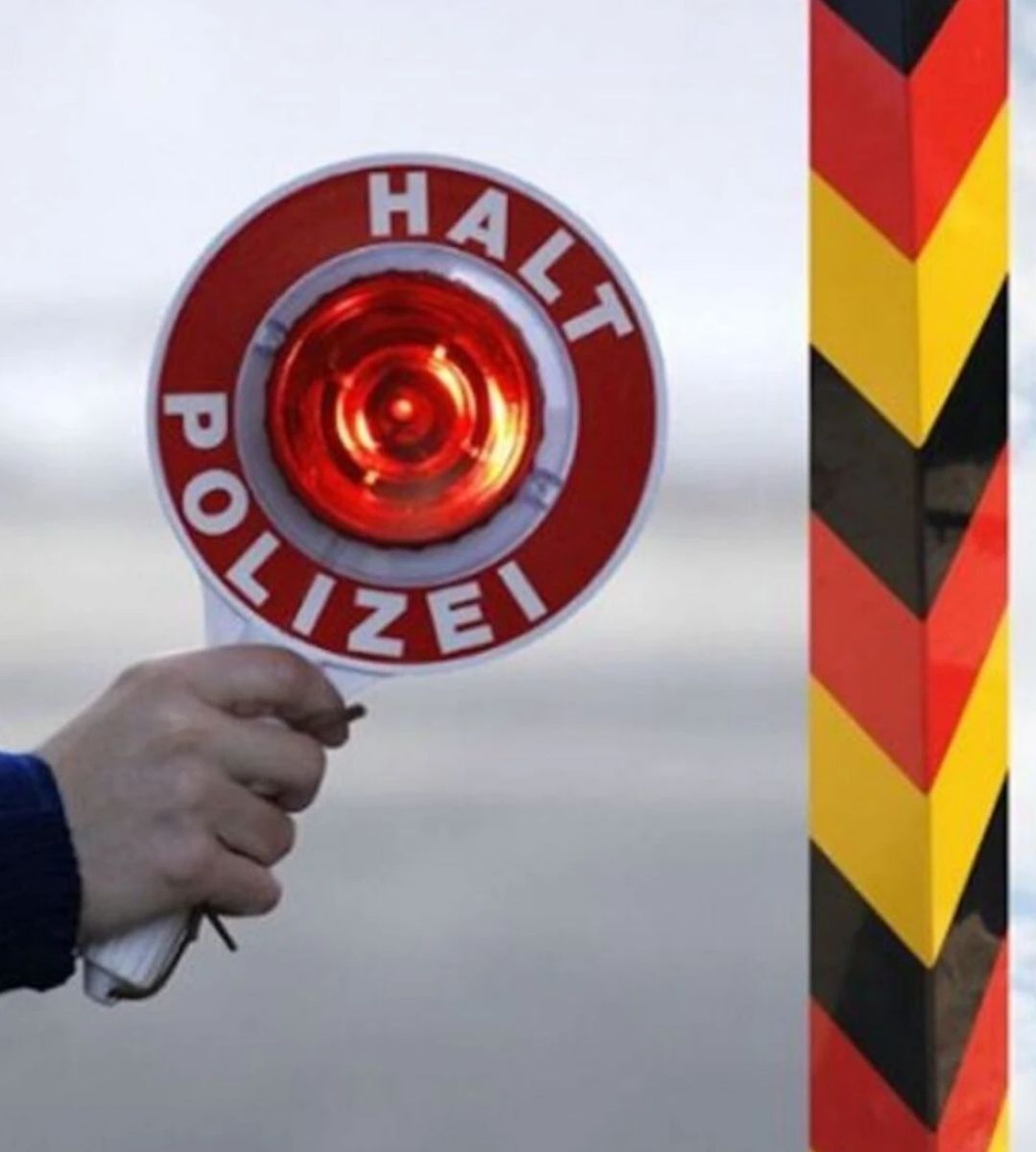 Români opriți pe autostrada A3 în Germania: aveau copii în portbagaj. Imagine ilustrativă cu paleta unui polițist cu indicator Stop în Germania