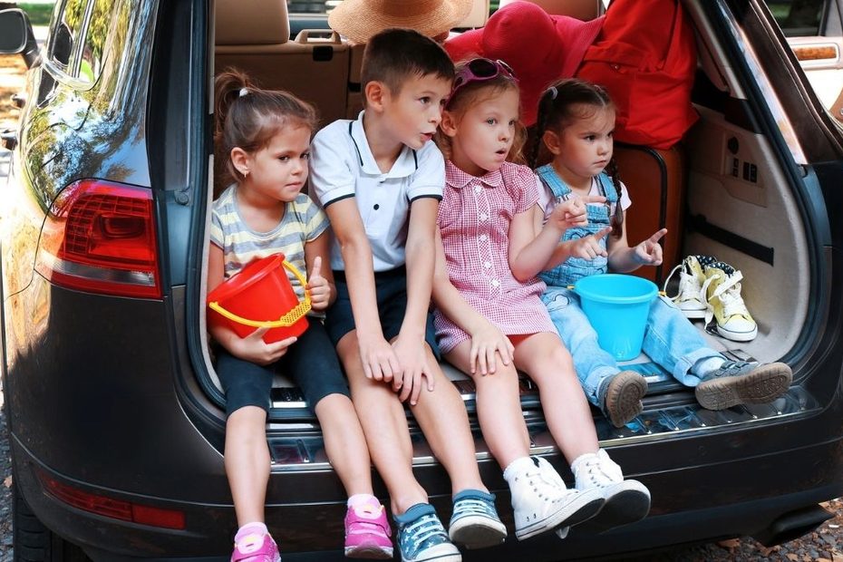 Români opriți pe autostrada A3 în Germania: aveau copii în portbagaj. Imagine ilustrativă cu patru copii în portbagajul unei mașini
