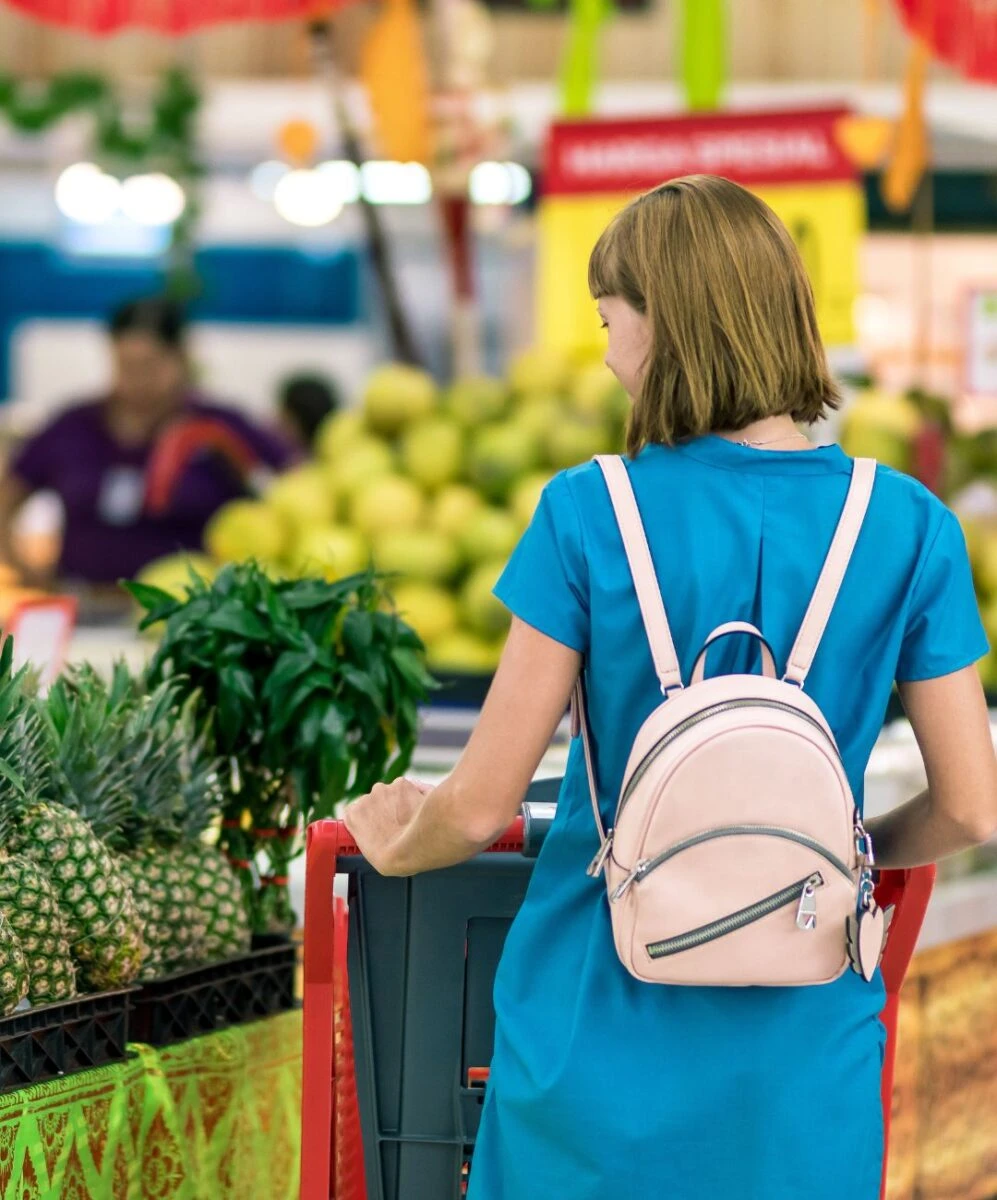 Retragere urgentă de fructe de la Lidl Aldi și Kaufland. În imagine, o persoană cu un coș de cumpărături în supermaket