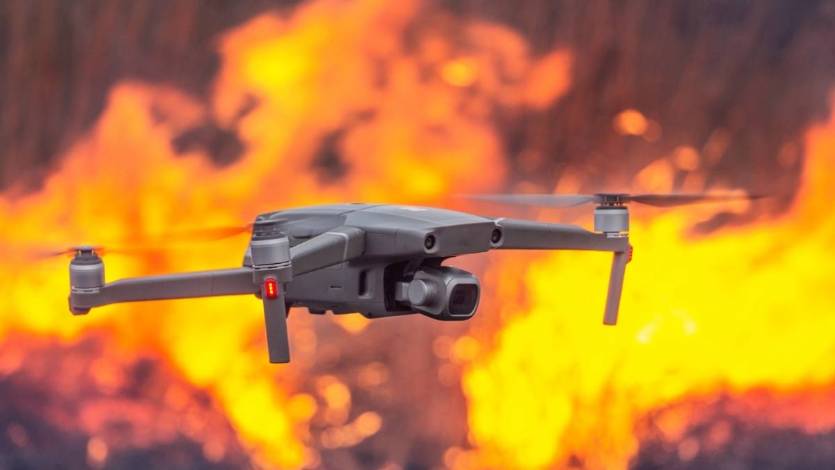 Româncă arestată în Germania pentru spionaj. În imagine, o dronă pe un fundal în flăcări