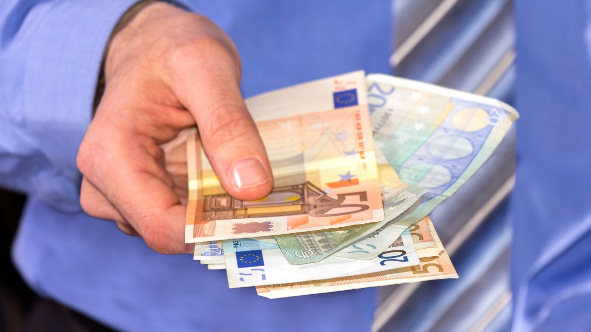 Oportunități de muncă în Germania și pentru români: lipsesc 150.000 de muncitori în construcții, iar salariile ajung la 7.000 de euro. Foto: euro