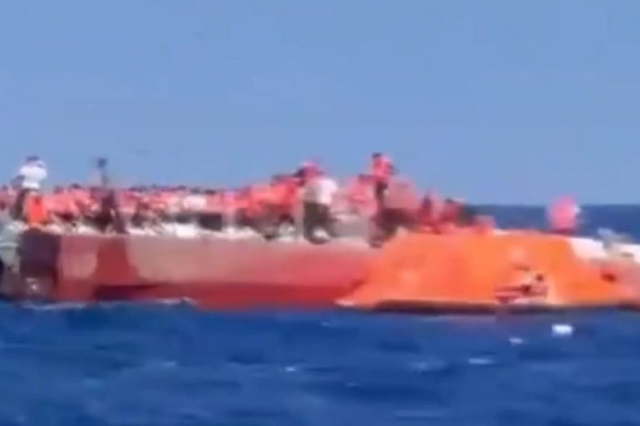 Feribot cu aproape 270 de oameni la bord s-a răsturnat