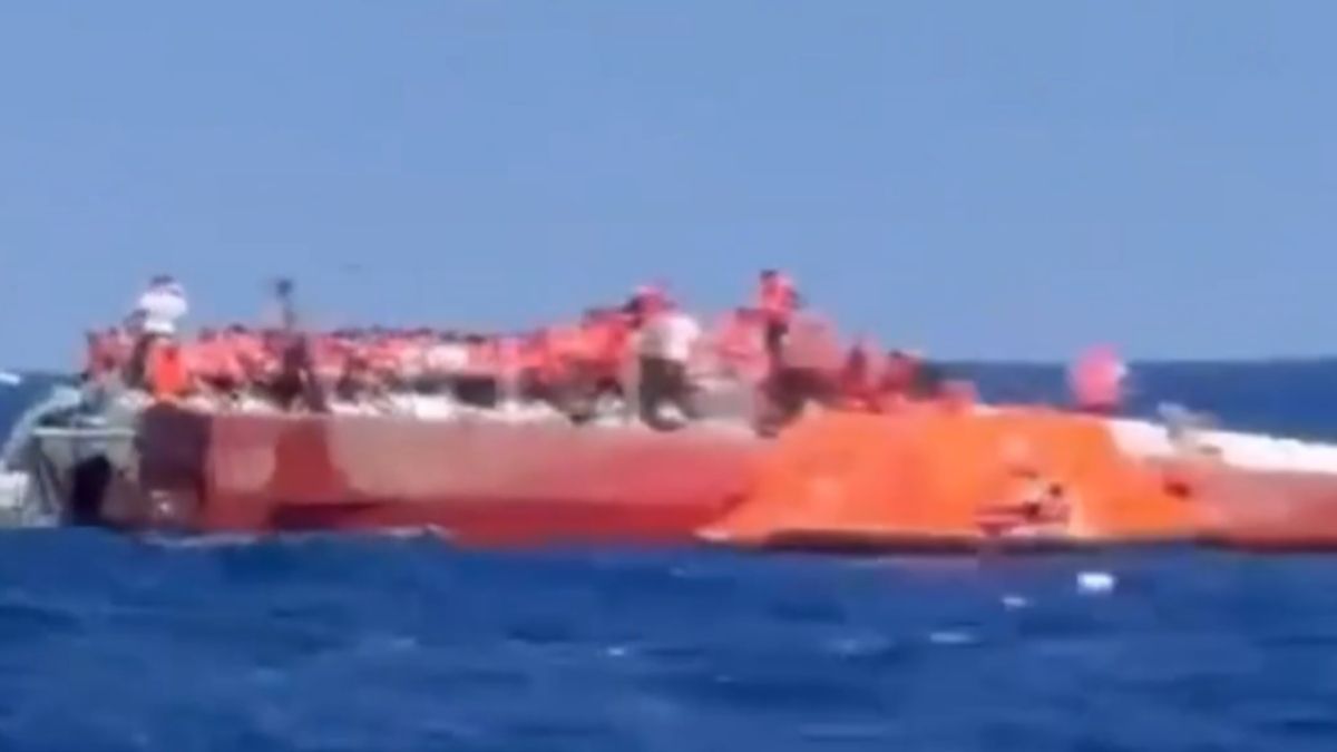 Feribot cu aproape 270 de oameni la bord s-a răsturnat