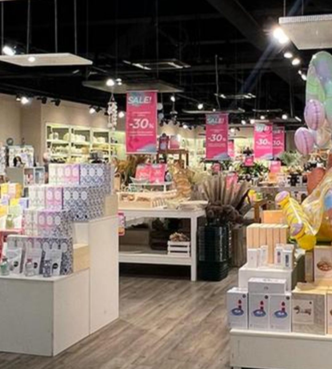 Gigantul decorațiunilor își închide toate magazinele. Imagine ilustrativă cu un magazin de decorațiuni