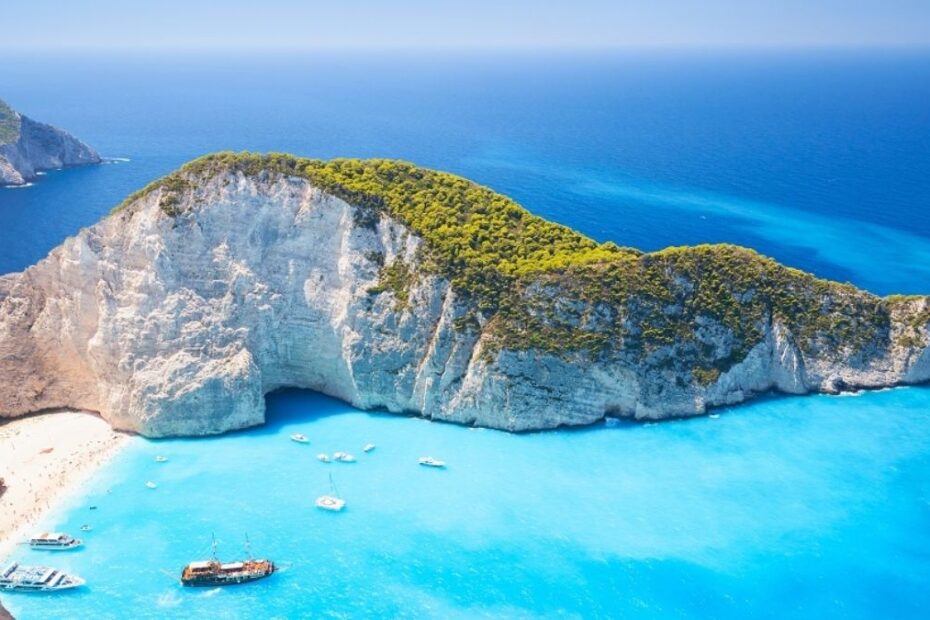 Turist român șocat de comportamentul conaționalilor în Grecia. Imagine cu o plajă din Grecia